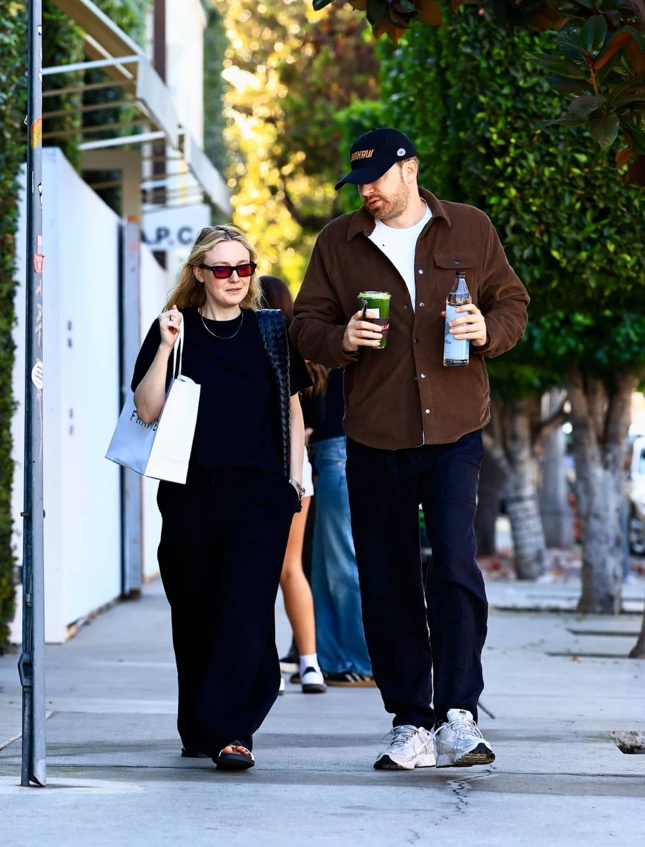 Dakota Fanning Spotted Enjoying Shopping Coffee At Melrose Place 6