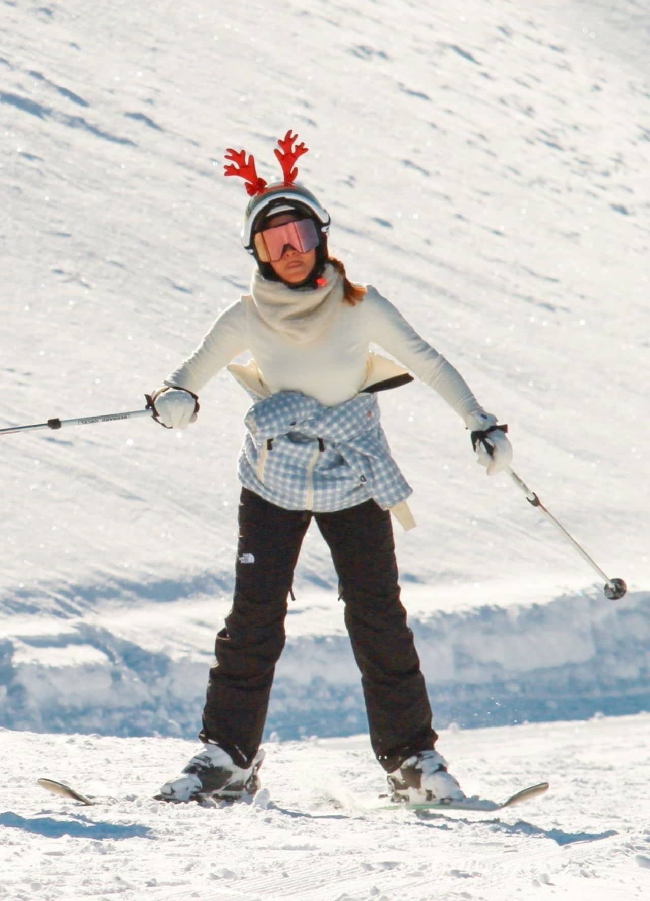 Emma Watson Spreads Holiday Cheer With Reindeer Antlers On Courchevel Slopes 03